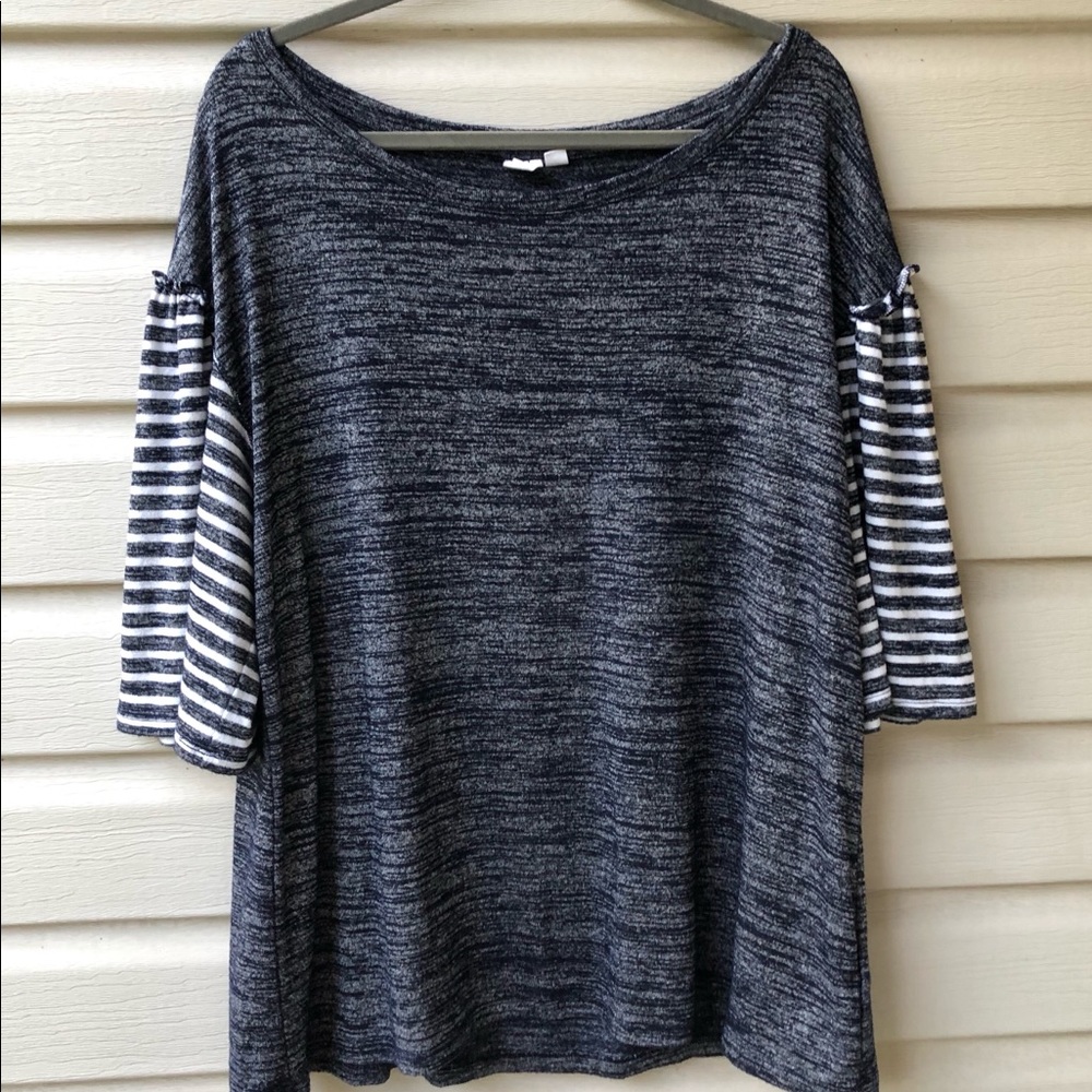 XL Gap Navy & White Top.